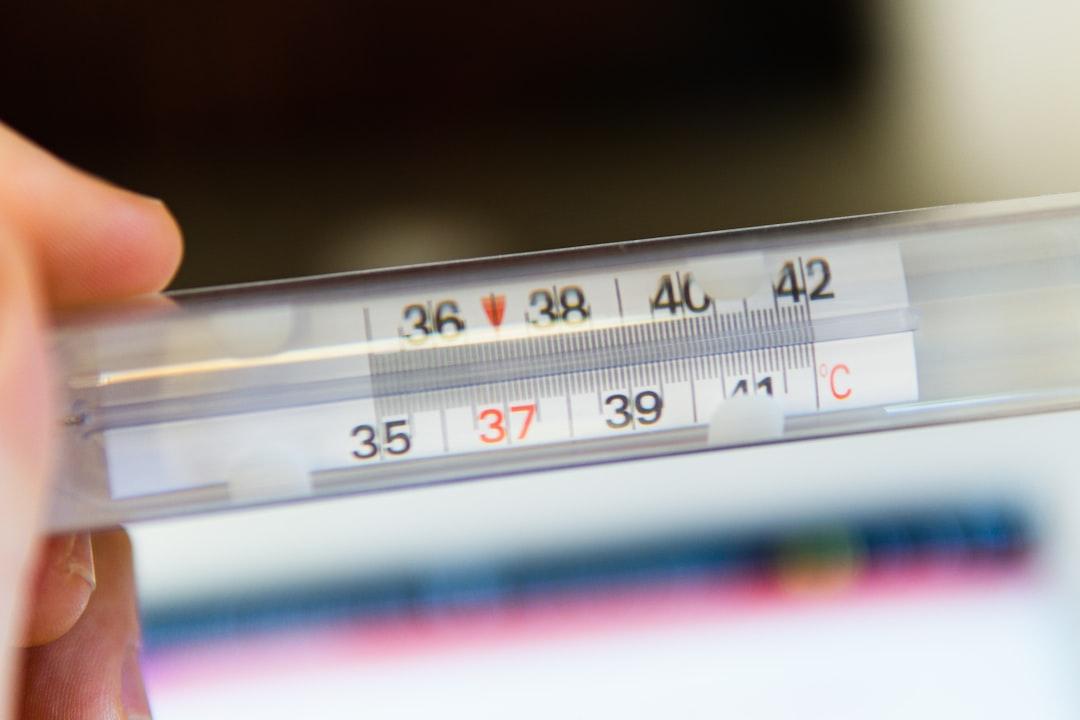 White thermometer at 36 degrees celsius from Matteo Fusco on Unsplash CHẤT LƯỢNG TINH DỊCH THAY ĐỔI THEO MÙA