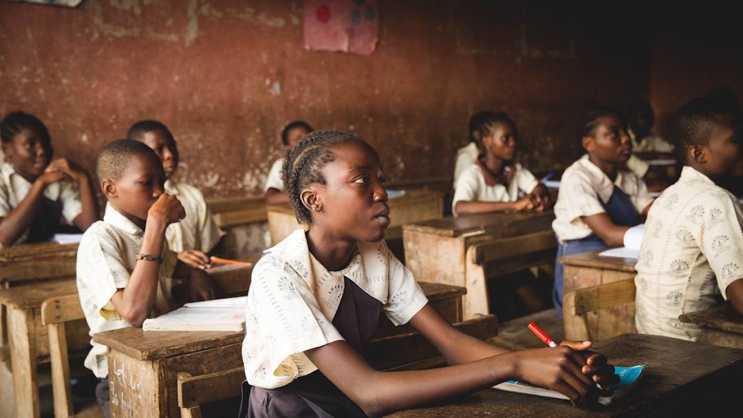 Children sitting on chairs inside classroom from Doug Linstedt on Unsplash SỰ GIAO HỢP