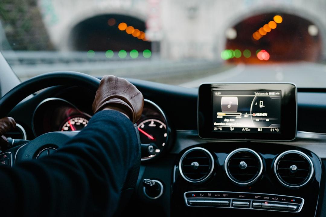 person inside vehicle holding steering wheel Bệnh khô nứt nẻ tay chân