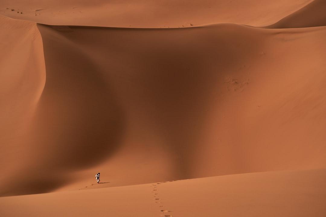 Person in black shirt walking on sand from Wolfgang Hasselmann on Unsplash Giá trị dinh dưỡng và trị liệu pháp của rong biển dùng trong y học Trung Quốc