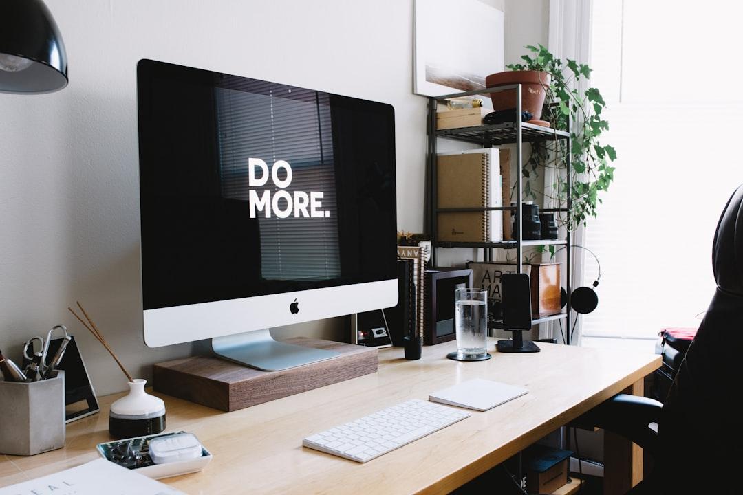 Silver imac with keyboard and trackpad inside room from Carl Heyerdahl on Unsplash Người bị đau lưng vẫn nên tiếp tục làm việc?
