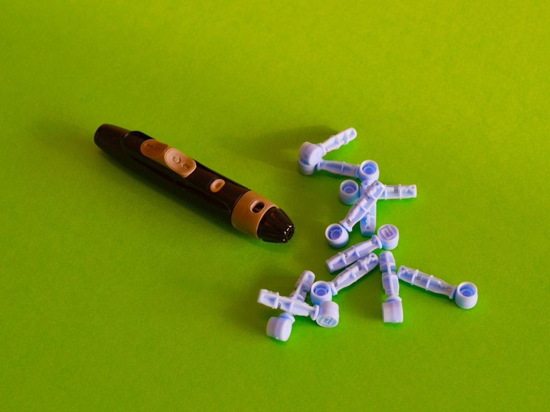 Brown and white plastic tube from Diabetesmagazijn.nl on Unsplash