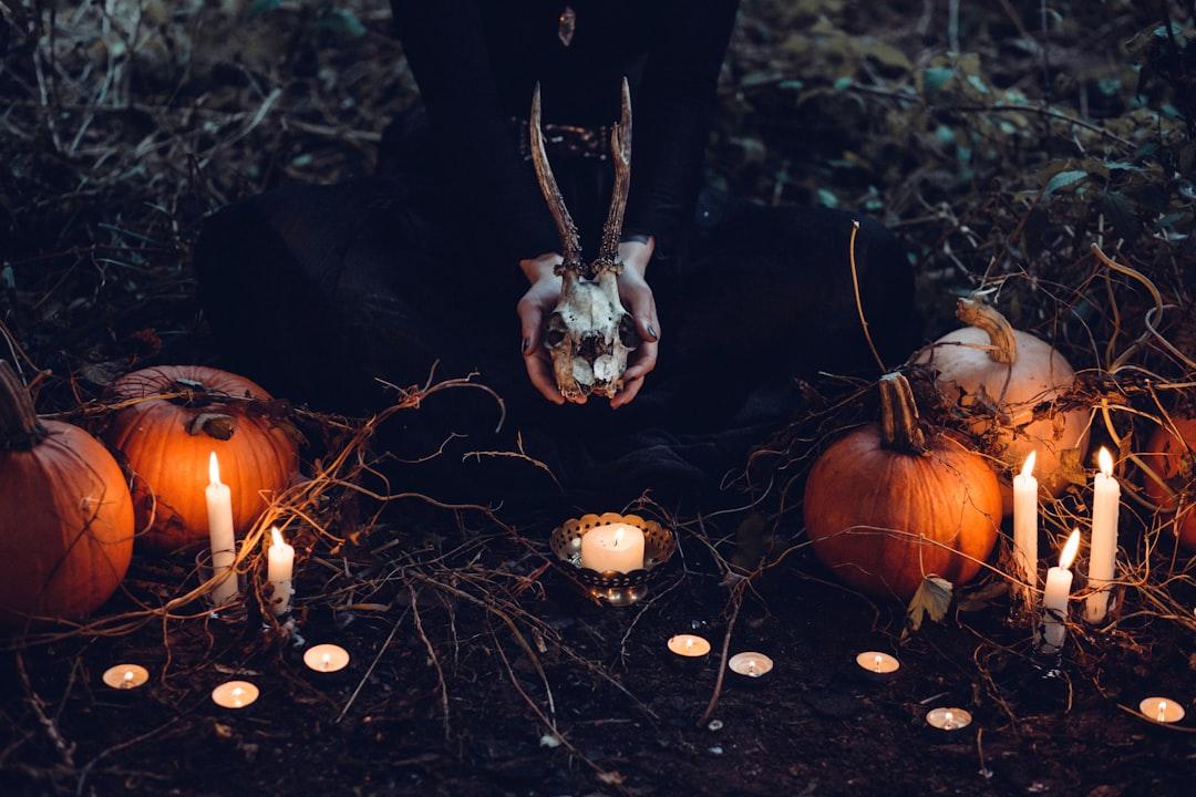 Person holding cattle skull surrounded by squash and candles from freestocks on Unsplash Bí đỏ mang hy vọng cho người bệnh tiểu đường
