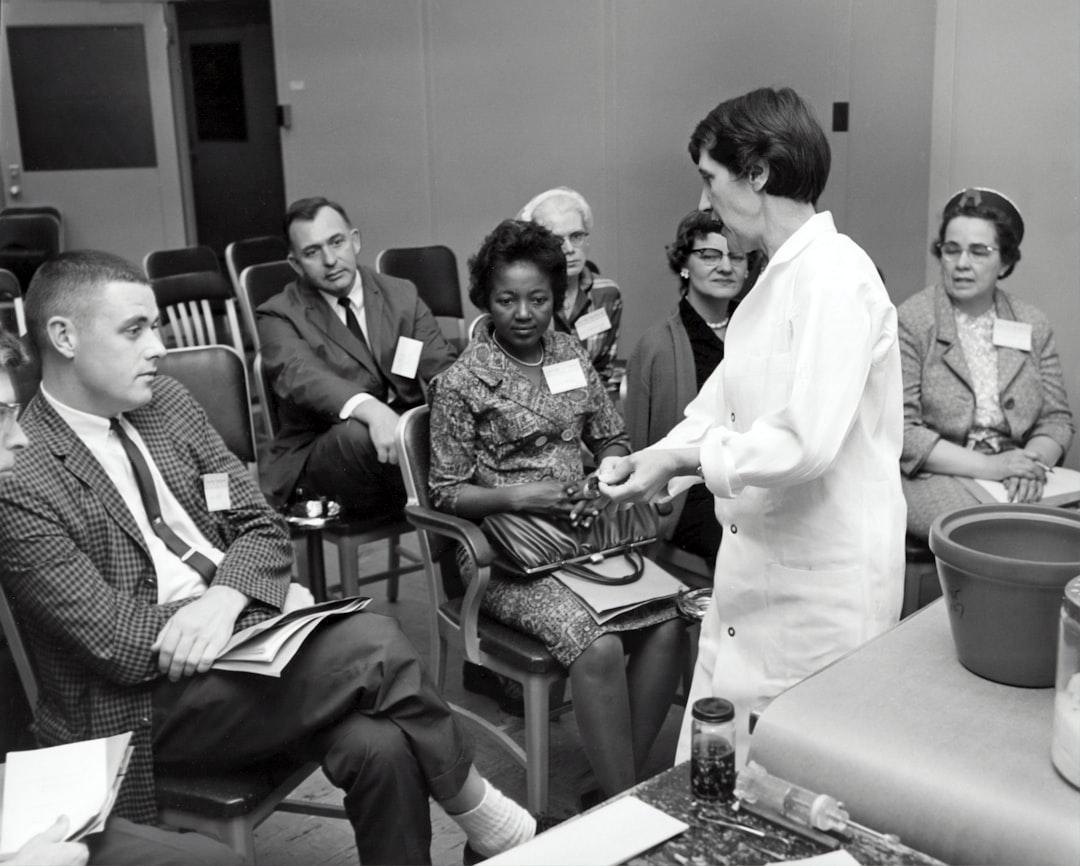 Grayscale photo of people inside room from National Cancer Institute on Unsplash THUỐC GIẢ NGÀY CÀNG GIỐNG THẬT