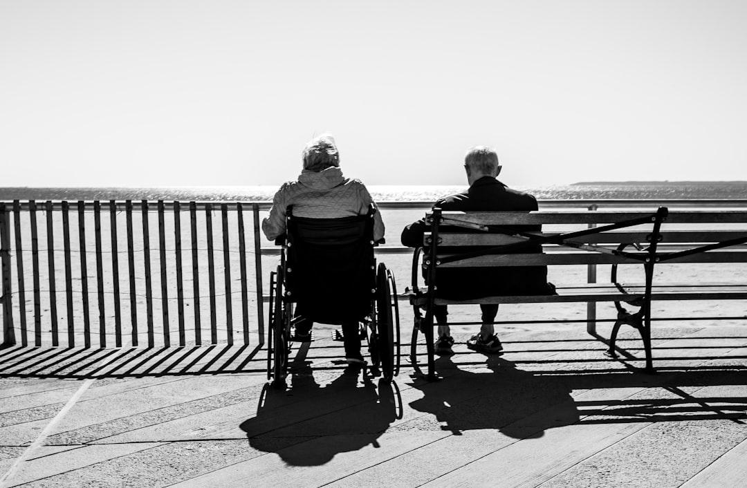 Couple sitting on the bench from Bruno Aguirre on Unsplash Tình dục tiến bộ hơn ở tuổi 50