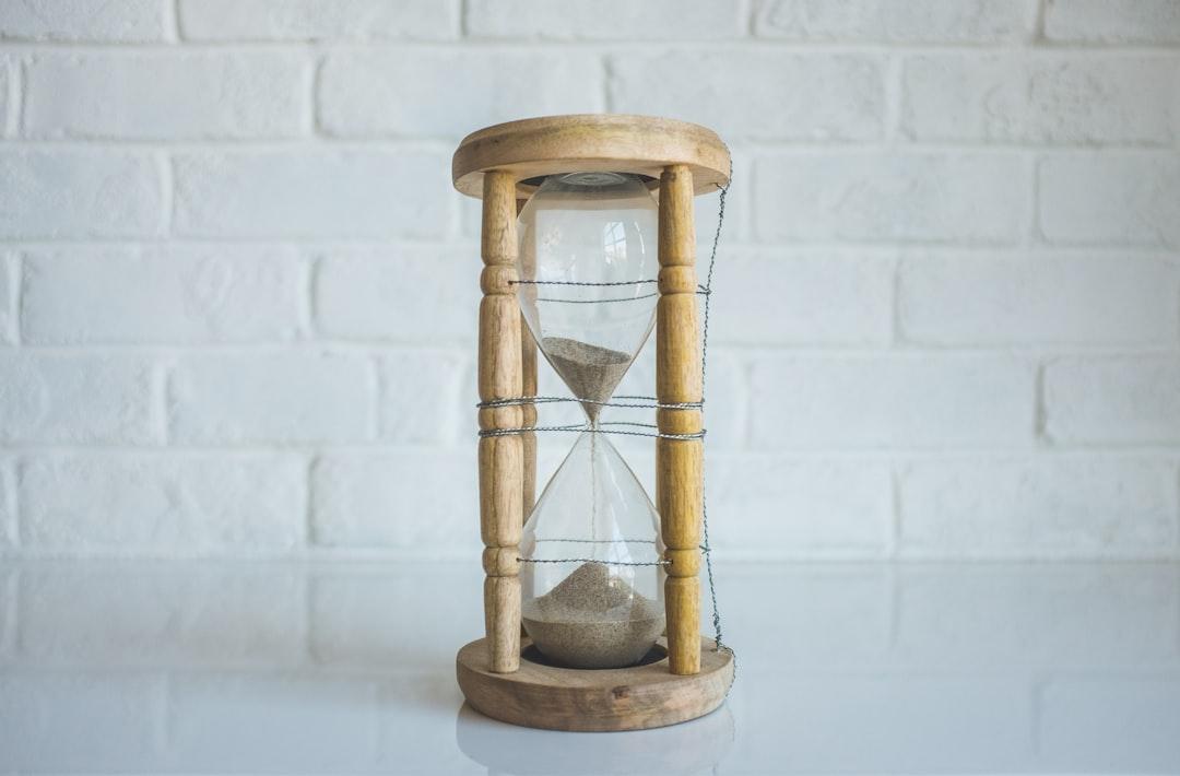 Clear hour glass with brown frame from Kenny Eliason on Unsplash Tình dục giúp trẻ lâu và khoẻ mạnh