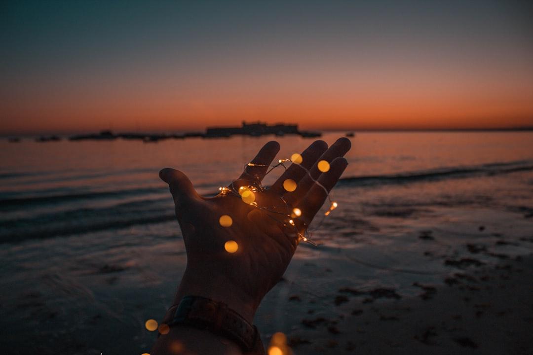 Person with string lights on left hand from Yohann Lc on Unsplash Giải mã giấc mơ thầm kín