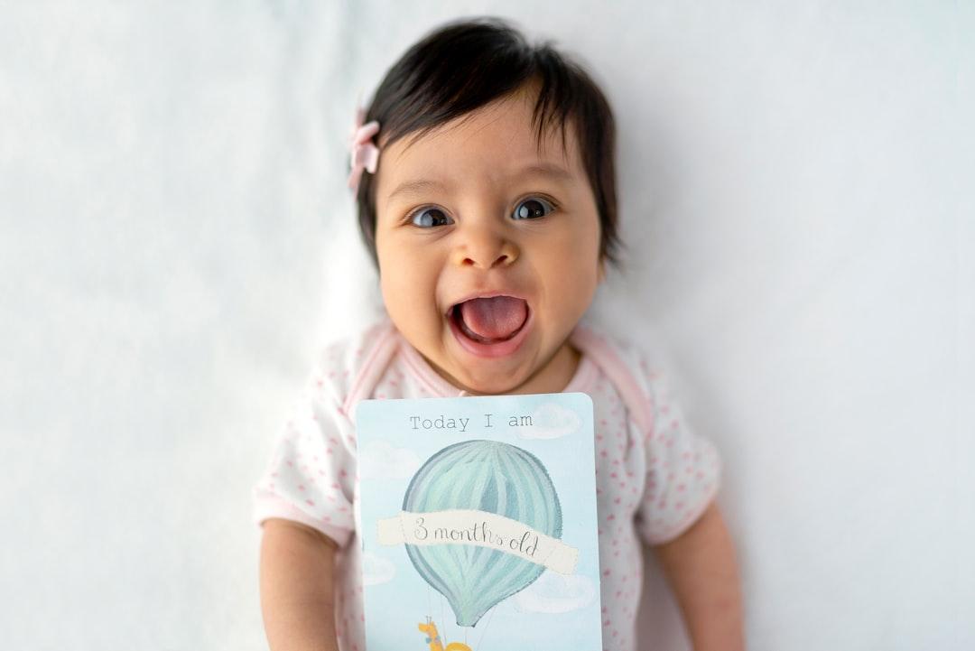 Baby with 8 months old card from Juan Encalada on Unsplash Sinh 3 cùng trứng được kèm thêm 1