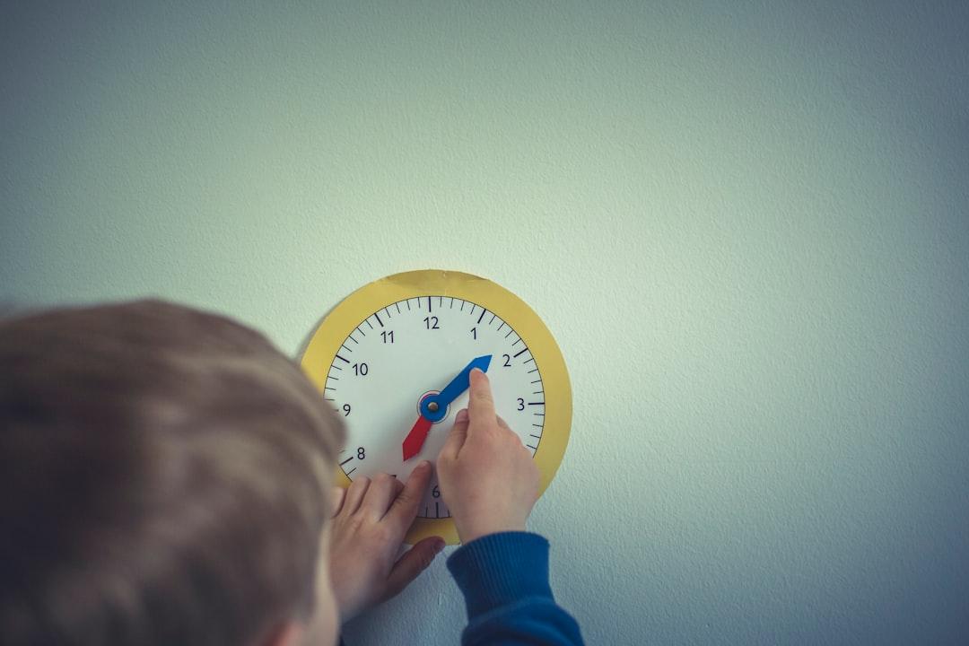 Person in blue long sleeve shirt holding white round analog wall clock from Markus Spiske on Unsplash Gần nửa triệu trẻ em bị nhiễm HIV trong năm 2007