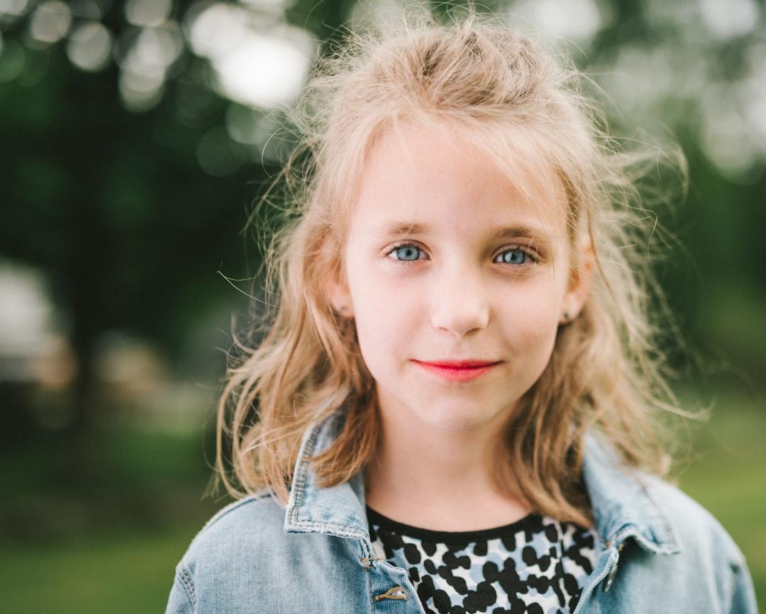 Smiling girl in blue denim jacket from 🇸🇮 Janko Ferlič on Unsplash Tư thế tình dục ảnh hưởng đến giới tính thai