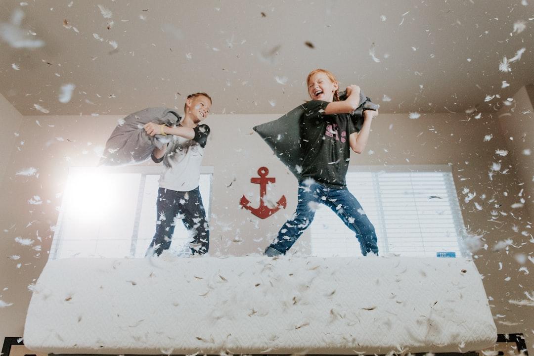Two toddler pillow fighting from Allen Taylor on Unsplash Chữa sớm chứng vẹo cổ để trẻ không mang tật suốt đời