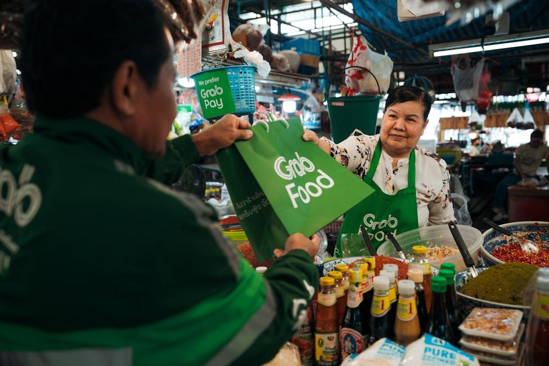 A woman holding up a green sign in front of a man from Grab on Unsplash Không nên xem thường nếu chảy máu khi 'yêu'