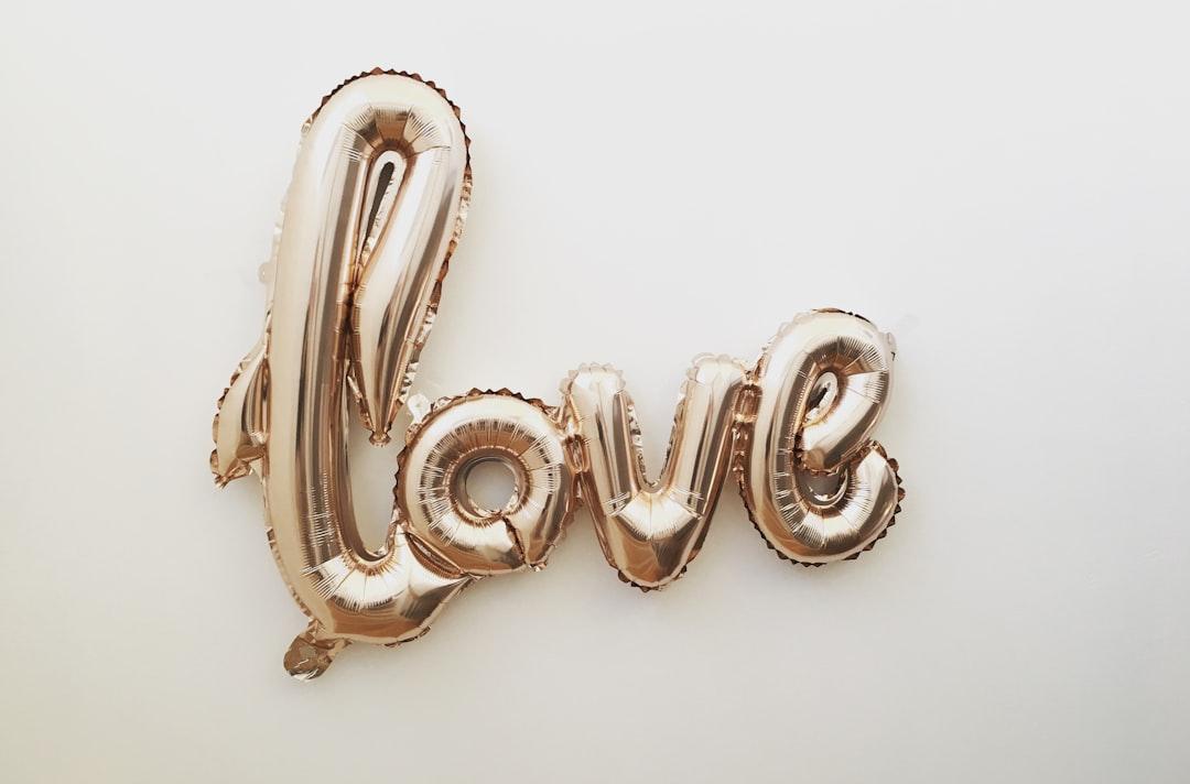 Gold love balloon from Mandy von Stahl on Unsplash Phụ nữ và 3 lý do của "sợ yêu"