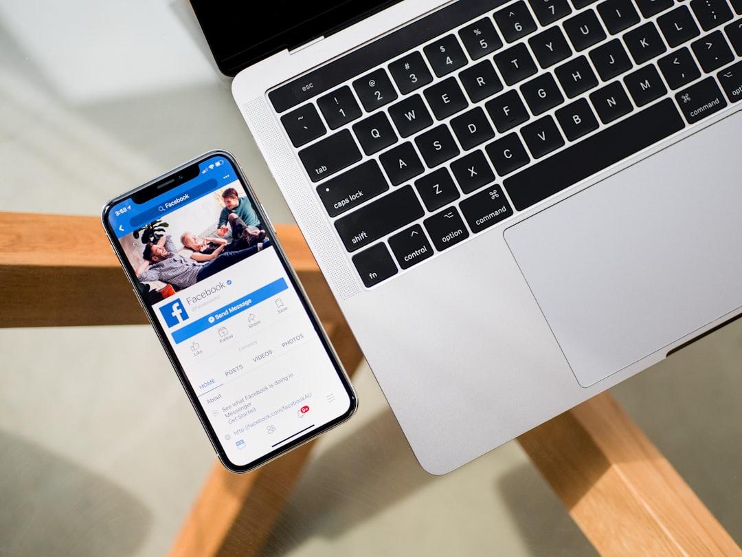 Iphone x beside macbook from Timothy Hales Bennett on Unsplash Biến đứa trẻ nhút nhát thành bạo dạn