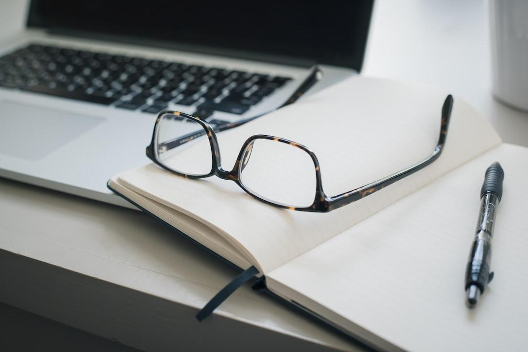 Black framed eyeglasses and black pen from Trent Erwin on Unsplash Mẹo tiết kiệm thời gian cho các bà vợ bận rộn