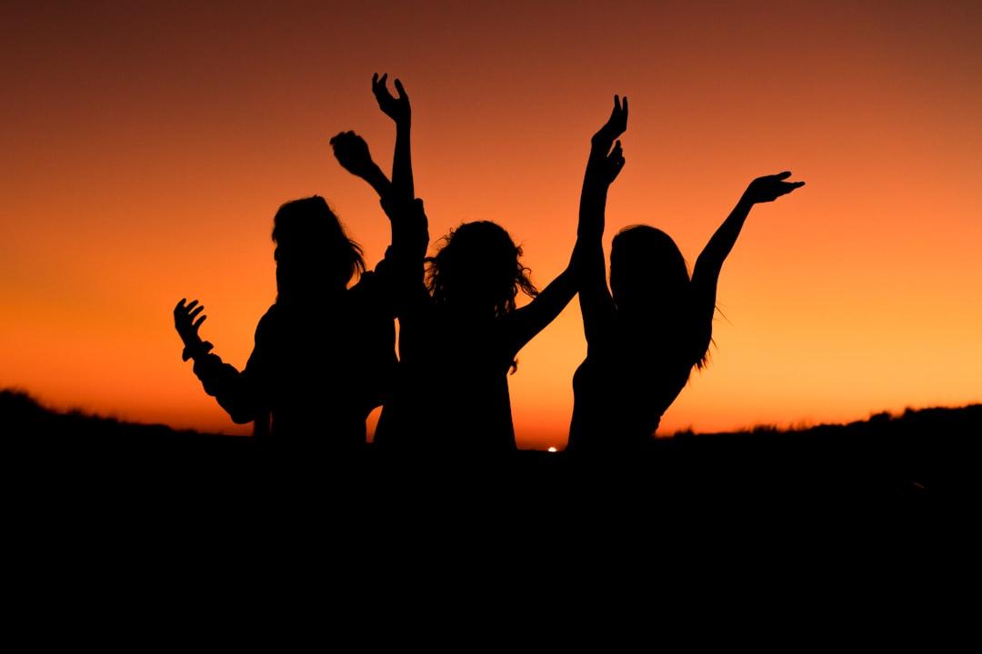 Silhouette of three woman with hands on the air while dancing during sunset from Levi Guzman on Unsplash Số người mắc tả giảm mạnh