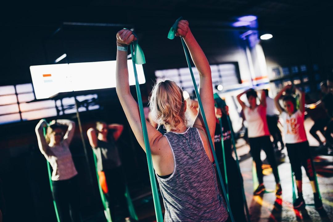 group of people in gym while exercising Để có một giấc ngủ say