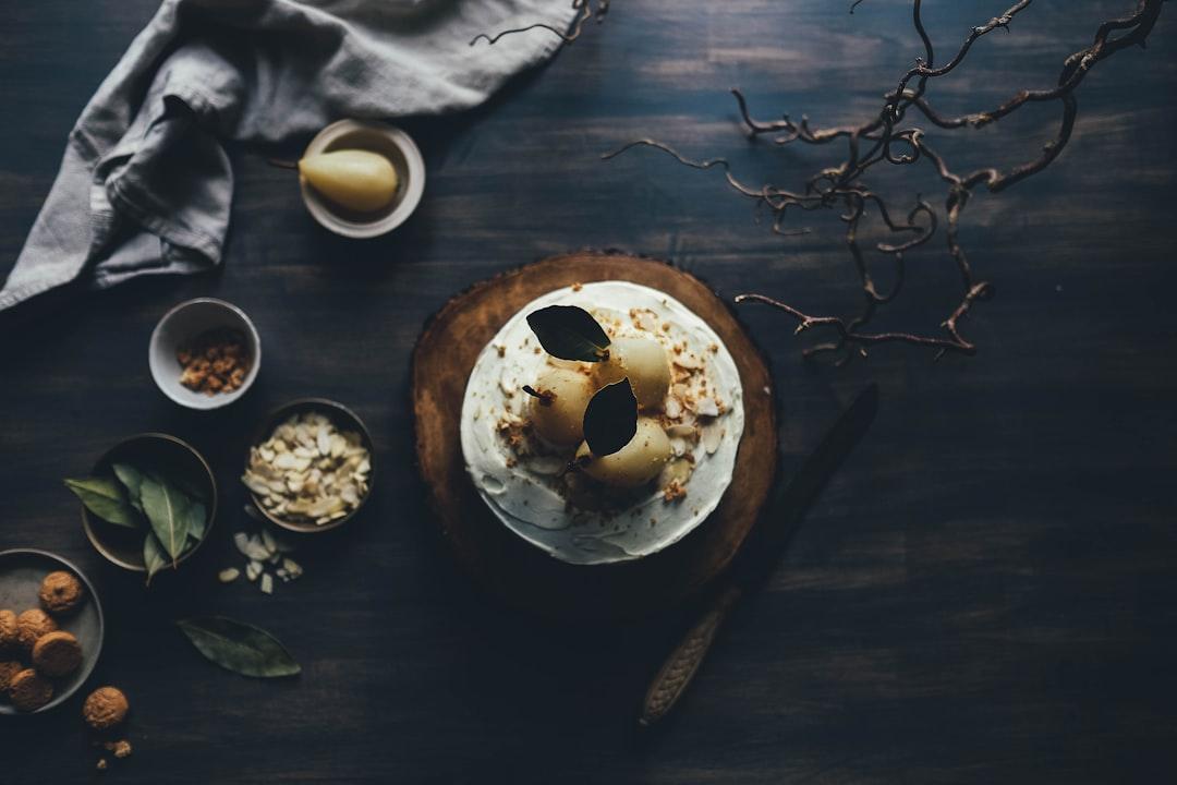 White and brown dish on brown plate from Annie Spratt on Unsplash Ăn gì để chống mệt mỏi?