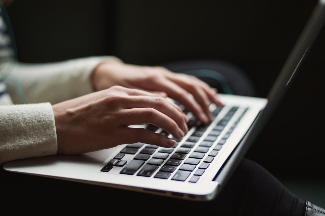 Person using laptop from Kaitlyn Baker on Unsplash Làm việc để xua tan mệt mỏi