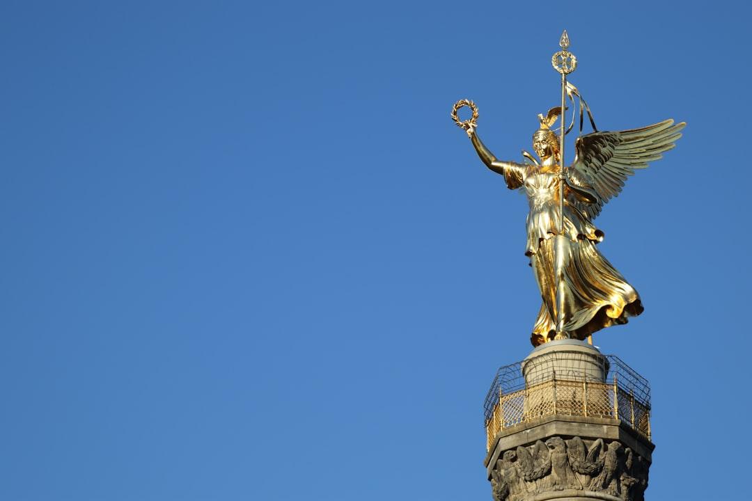 Gold statue of a man from Goke Obasa on Unsplash