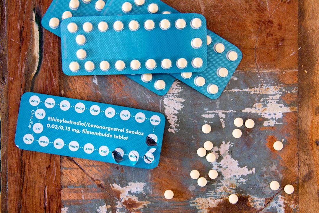 four blue blister packs Âm Dương và Dược Liệu