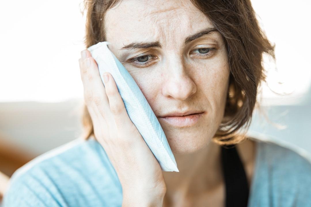Woman in black tank top holding white textile from engin akyurt on Unsplash Chứng thoát vị đĩa đệm ở các nhân viên công sở