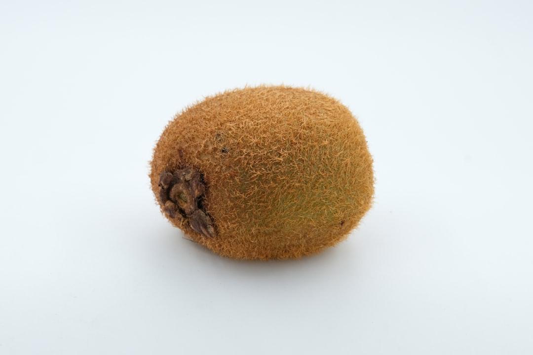 A close up of a kiwi fruit on a white background from Mehmet Keskin on Unsplash Hai trái kiwi mỗi ngày để tránh các bệnh về tim mạch