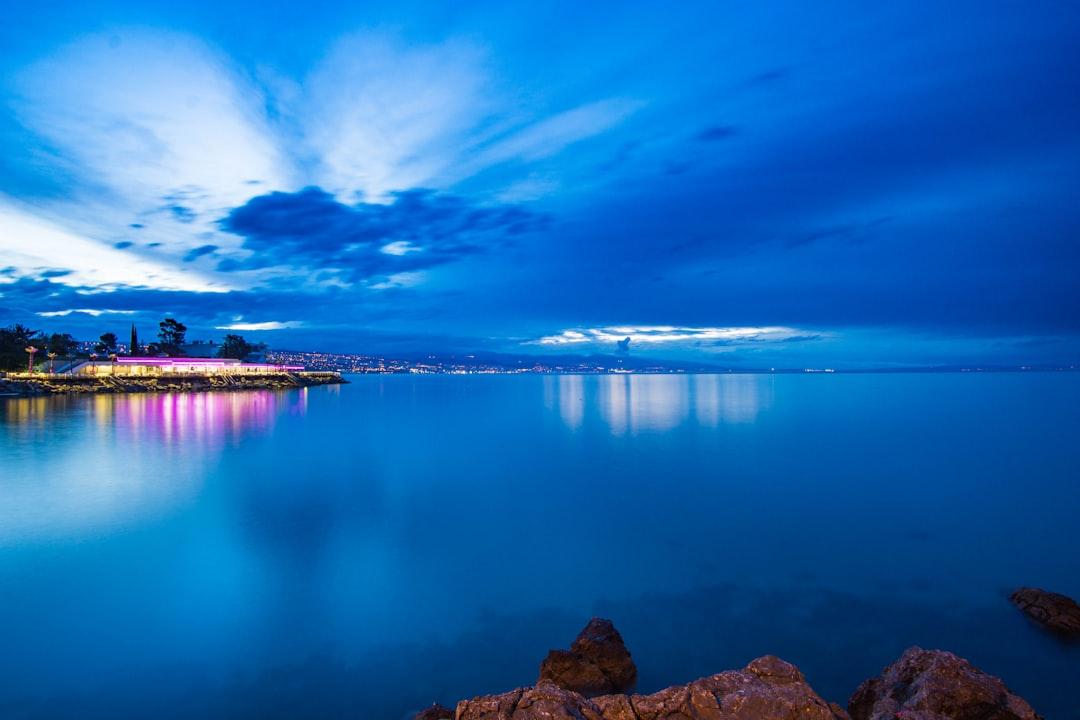 Body of water under blue sky during daytime from Danijel Durkovic on Unsplash Thiết bị “vạch mặt” Alzheimer