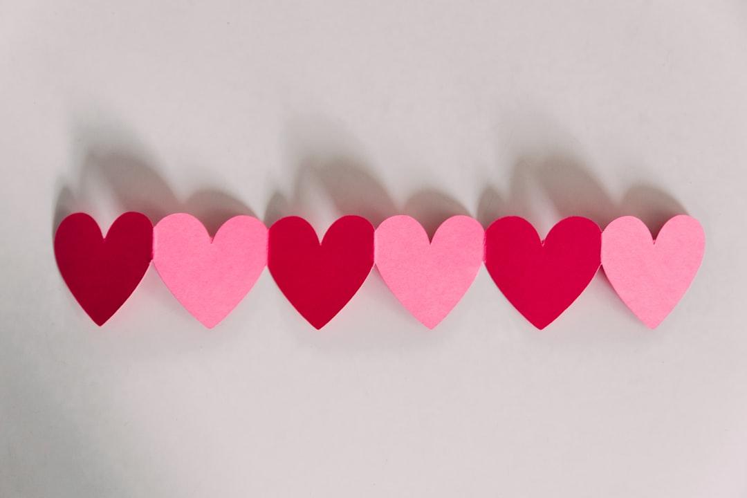 Pink heart art from Kelly Sikkema on Unsplash Chất xúc tác của tình yêu