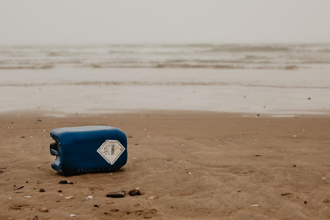 Blue and white surfboard on beach during daytime from Beth Jnr on Unsplash Thuốc lá điện tử có độc hại không?