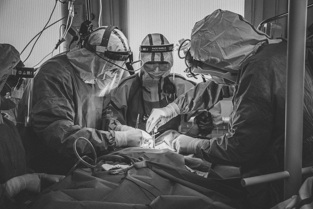 A group of doctors performing surgery in a hospital from Jannes Jacobs on Unsplash Phẫu thuật giảm béo ảnh hưởng đến xương
