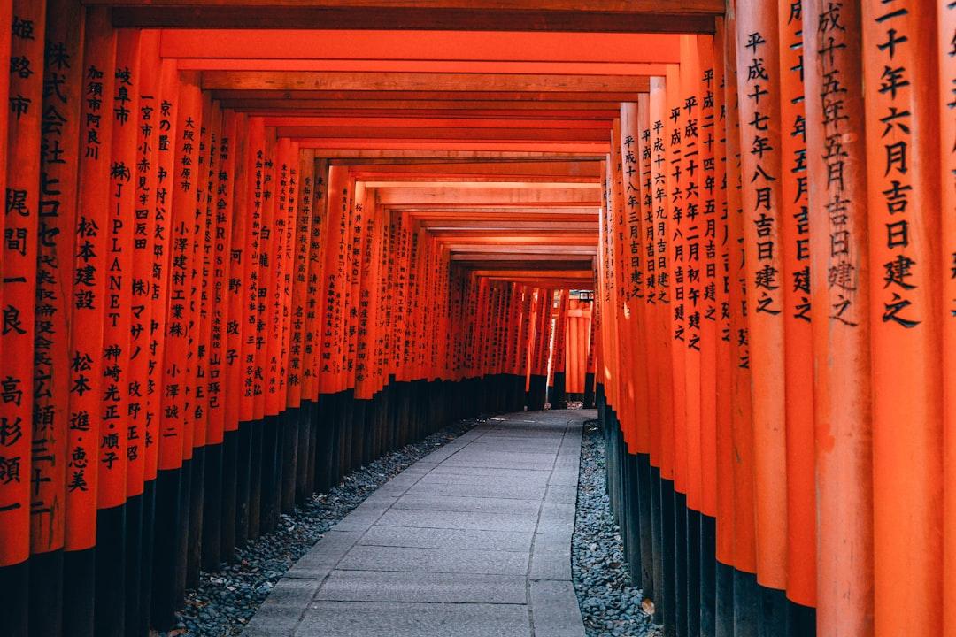 Gray pathway between red and black wooden pillar from Lin Mei on Unsplash Nhật phát hiện thuốc trừ sâu trong đậu xanh Trung Quốc