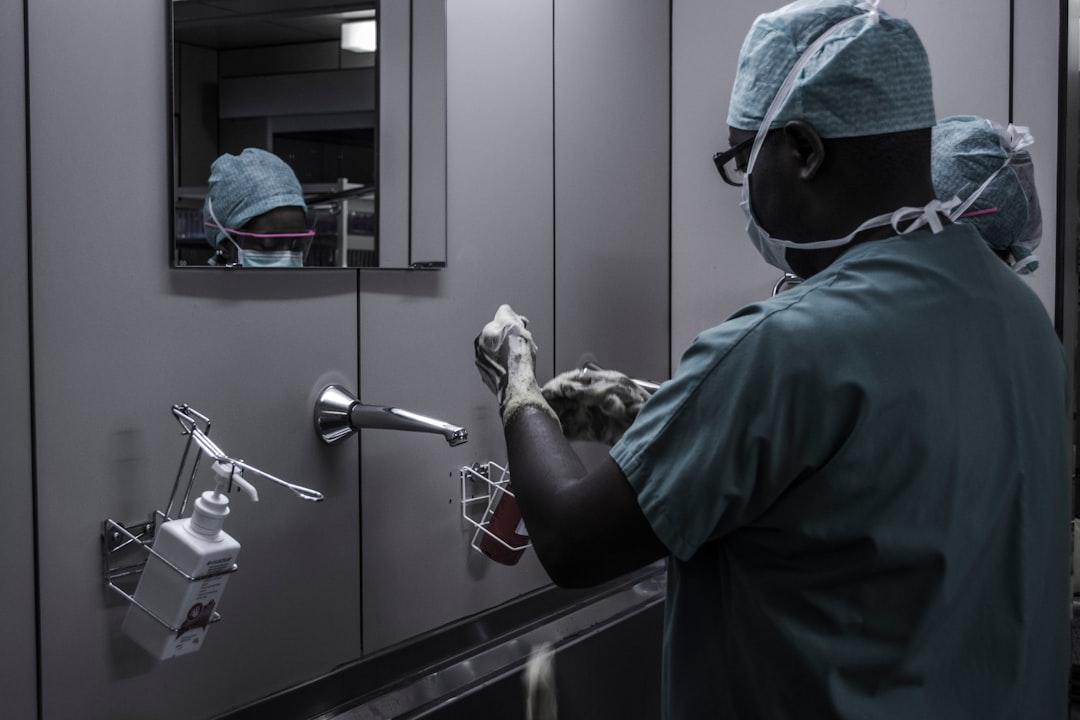 man wearing surgical suit near mirror Vấn Chẩn