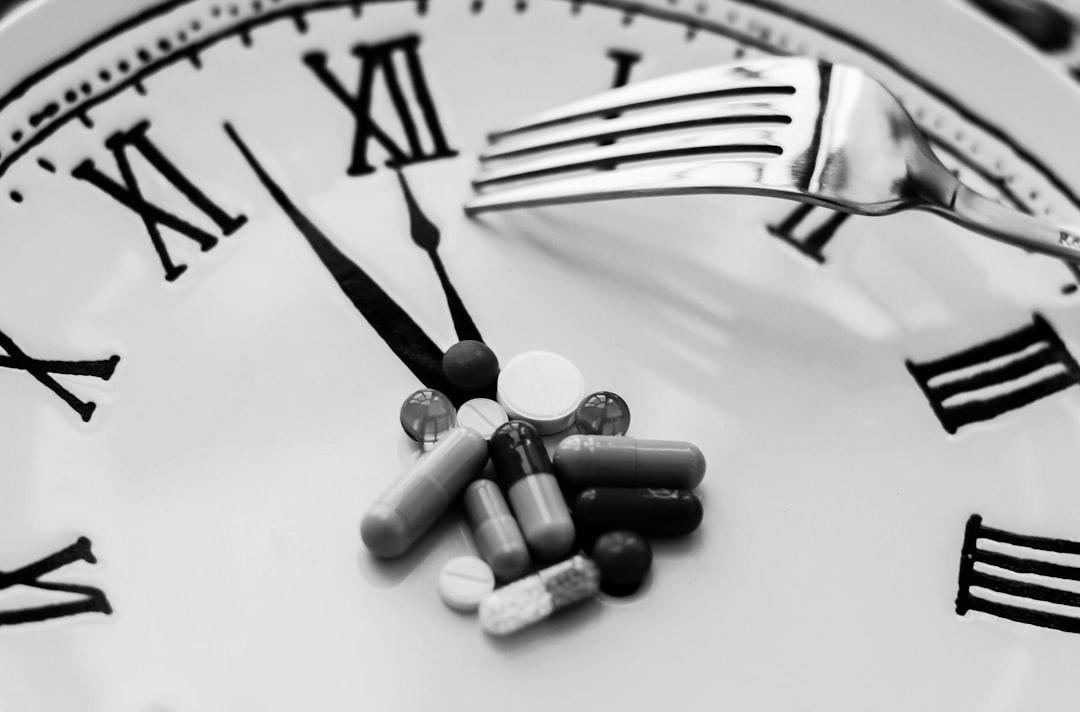 white round analog wall clock Nguyên Tắc Điều Trị