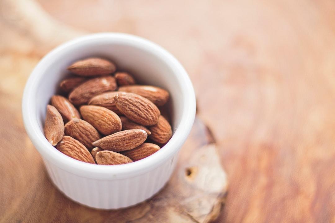 Shallow focus photography of almonds in white ceramic bowl from Juan José Valencia Antía on Unsplash Phòng chống được nhiều bệnh nhờ ăn đậu phụ
