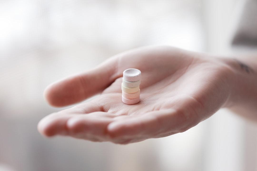 Person holding tablets from Alexander Grey on Unsplash Phương Pháp Điều Trị