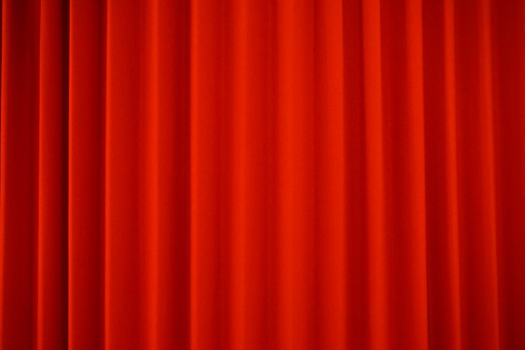 A red curtain with a black border from ün LIU on Unsplash Rượu vang đỏ và khả năng chống ung thư phổi