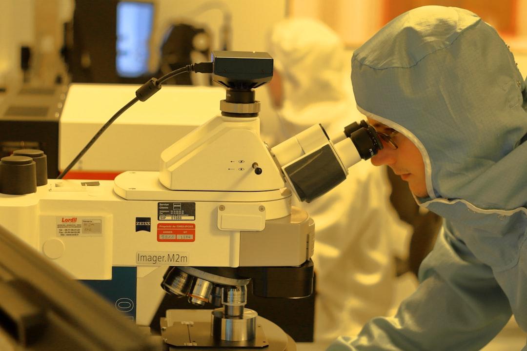 Man using microscope from L N on Unsplash Kontum: Bệnh nhi chết sau khi tiêm vắc xin viêm gan B