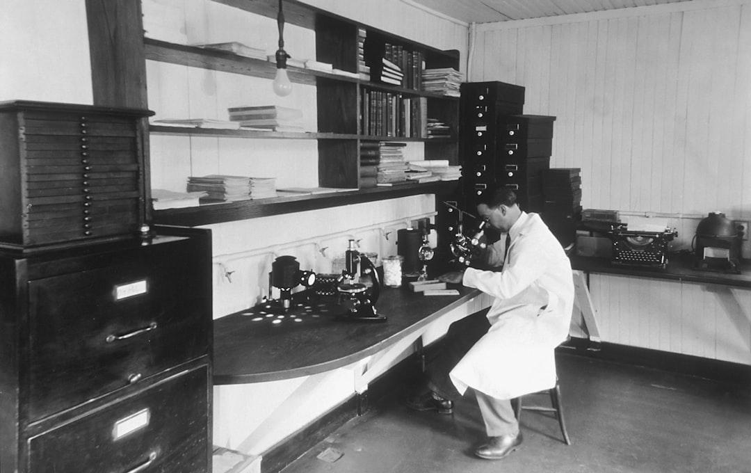 Woman in white robe standing in front of sink from National Cancer Institute on Unsplash Nam giới dùng aspirin khó phát hiện ung thư tiền liệt tuyến