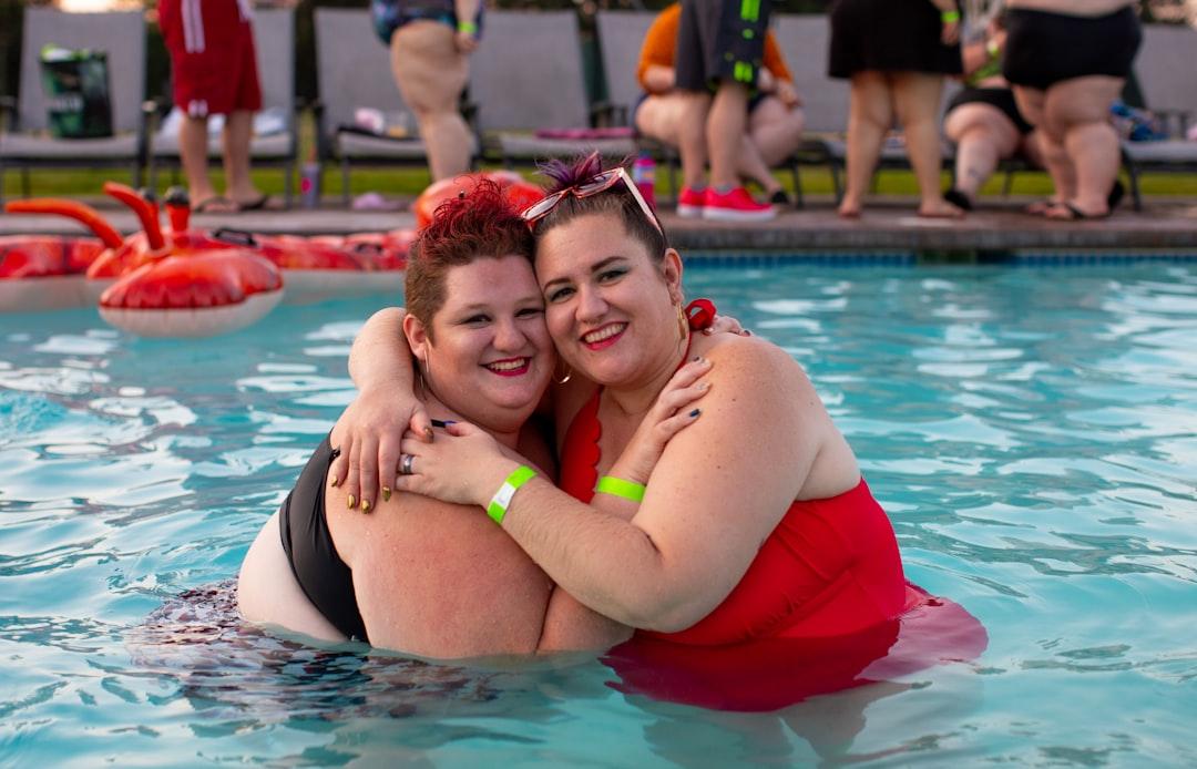 Two women wearing red and black swimsuits from AllGo - An App For Plus Size People on Unsplash Béo phì là tác nhân gây đau đầu