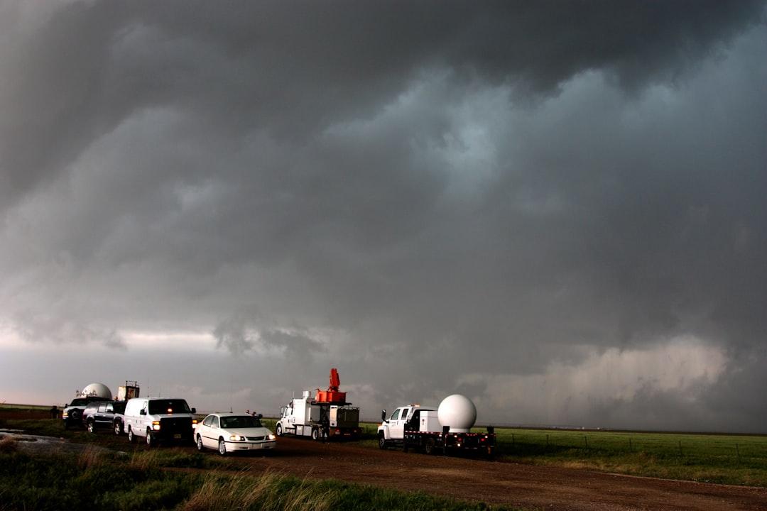 A fleet of vortex2 vehicles tracks a supercell thunderstorm near dumas. The blue-green color in the cloud is associated with large hail. from NOAA on Unsplash Bệnh nhân hô hấp chật cứng bệnh viện