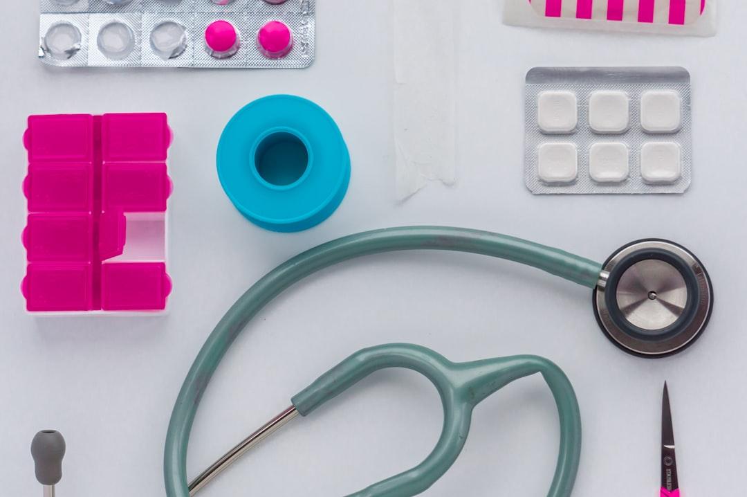 Green and black stethoscope on white printer paper from Derek Finch on Unsplash Thôi miên giúp xoa dịu cơn đau khi sảy thai?