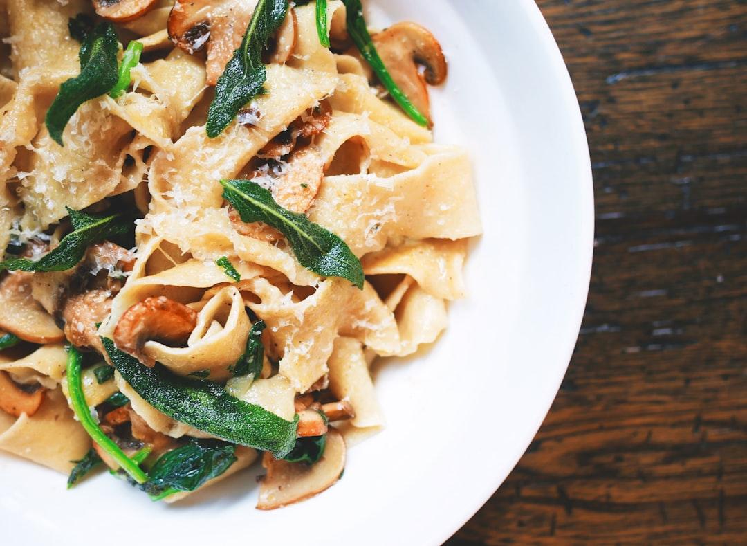Pasta dish on white plate from Eaters Collective on Unsplash Những thực phẩm nên dùng trong mùa đông