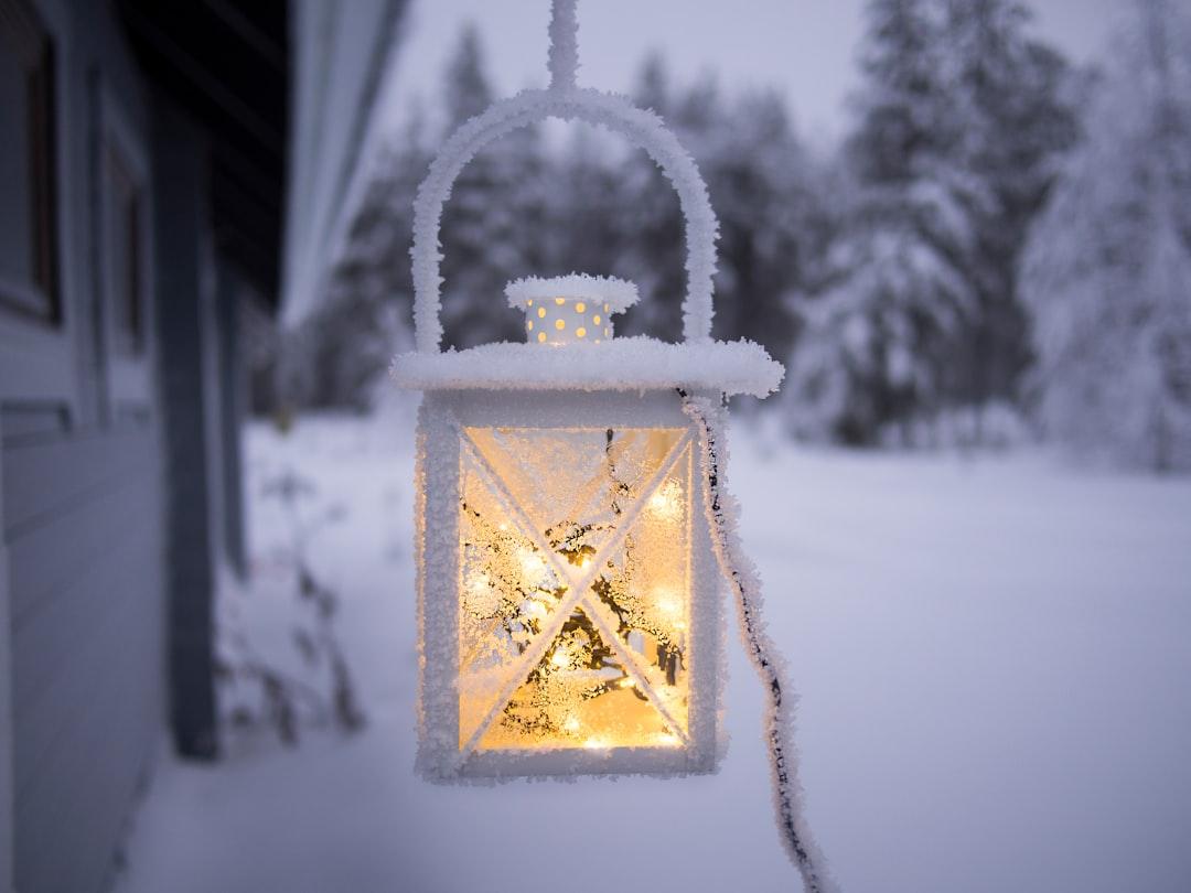 White pendant lamp hanging on ceiling outside of snow covered forest from Mira Kemppainen on Unsplash Trẻ dễ bị viêm đường hô hấp vào mùa đông