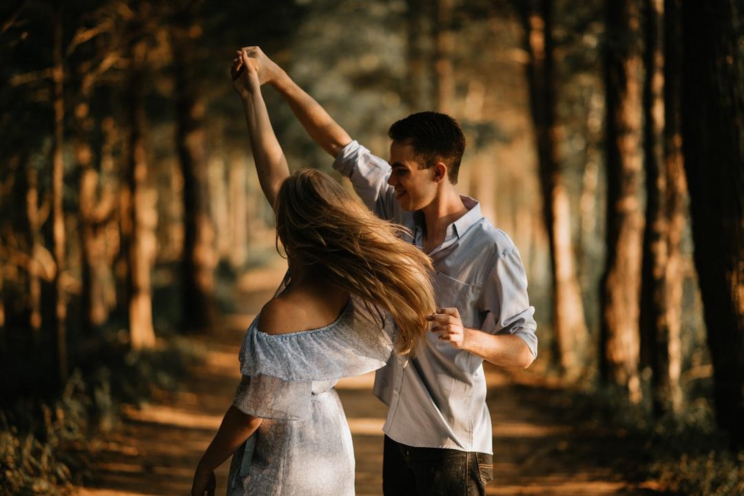 Man and woman dancing at center of trees from Scott Broome on Unsplash Có khi nào "chuyện ấy" không quan trọng?