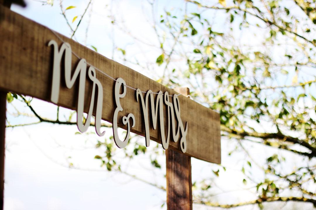 Mr and mrs signage from micheile henderson on Unsplash Để nỗi đau... ngọt ngào