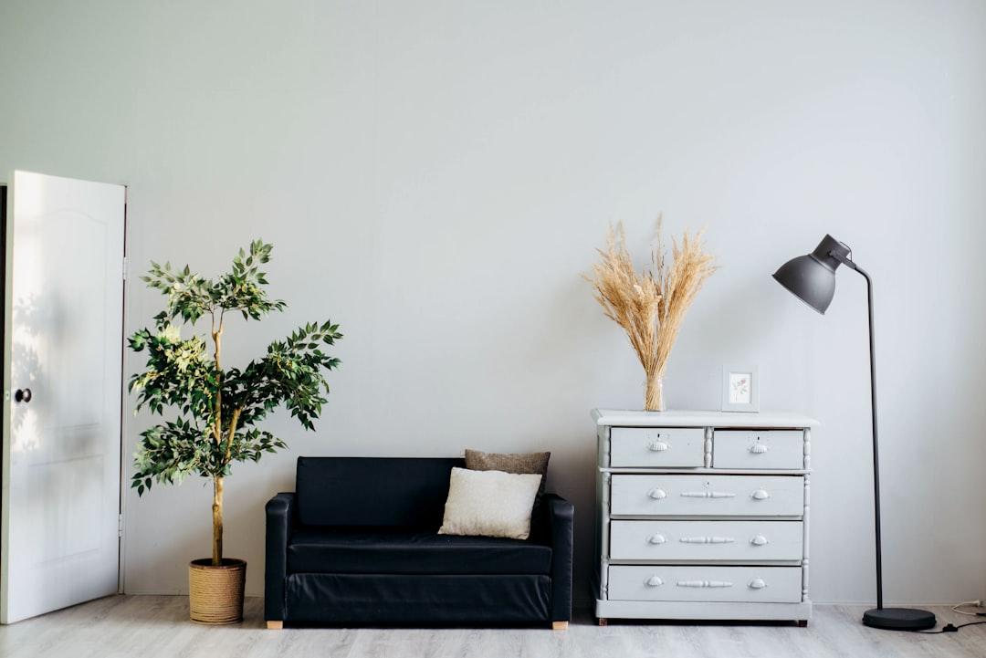 Dresser beside sofa from Alexandra Gorn on Unsplash 5 mối lo bí mật về "yêu"