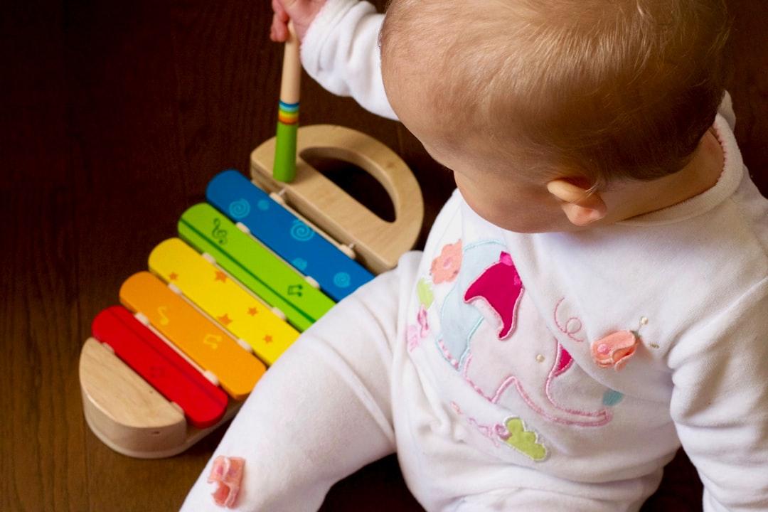Baby playing multicolored xylophone toy from Jelleke Vanooteghem on Unsplash Gặp lại em bé sơ sinh nặng nhất Việt Nam