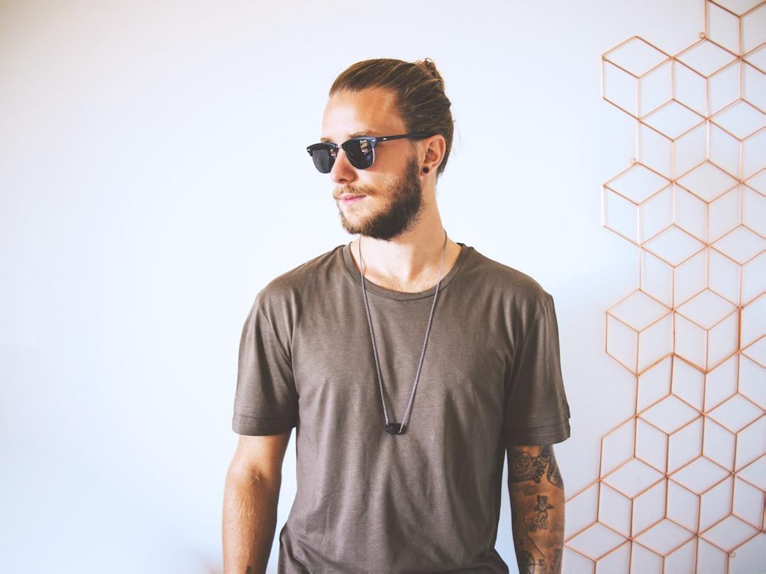 Man wearing sunglasses from Marvin Meyer on Unsplash Chữa vô sinh ở nam giới