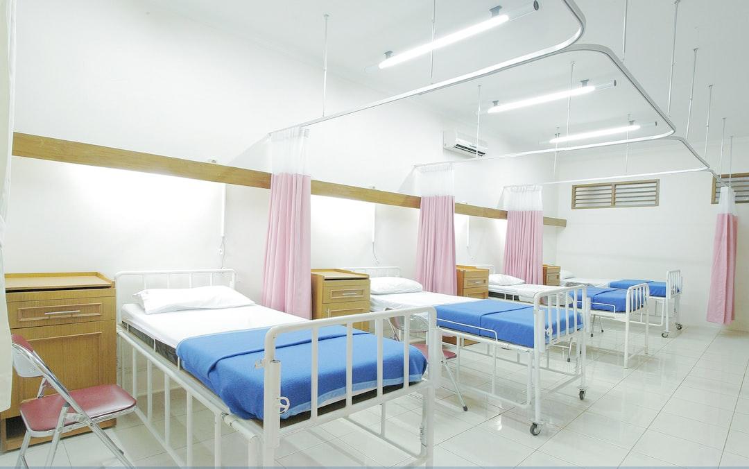 Empty hospital bed inside room from Adhy Savala on Unsplash Phẫu thuật nội soi chữa hẹp ống sống cột sống thắt lưng